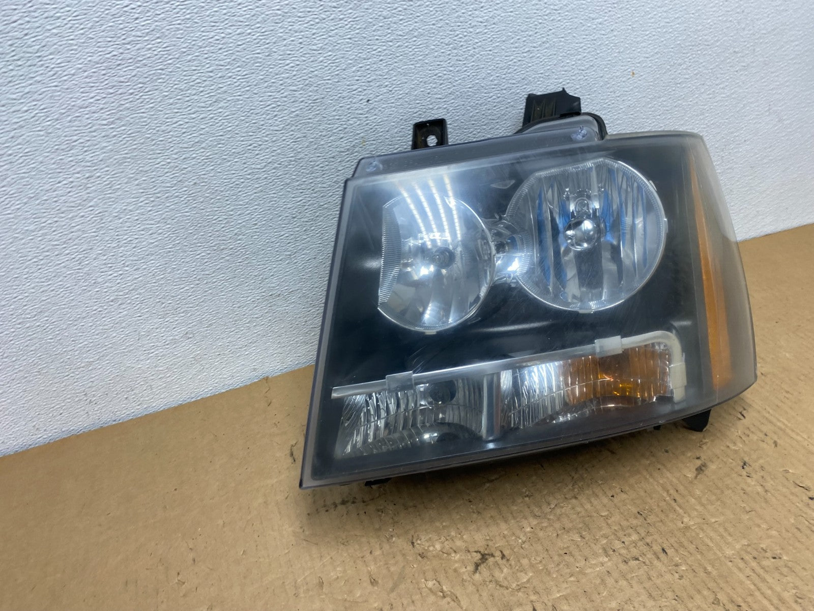 2007 to 2013 Chevrolet Suburban Tahoe Left Driver LH Headlight AC7771 DW2