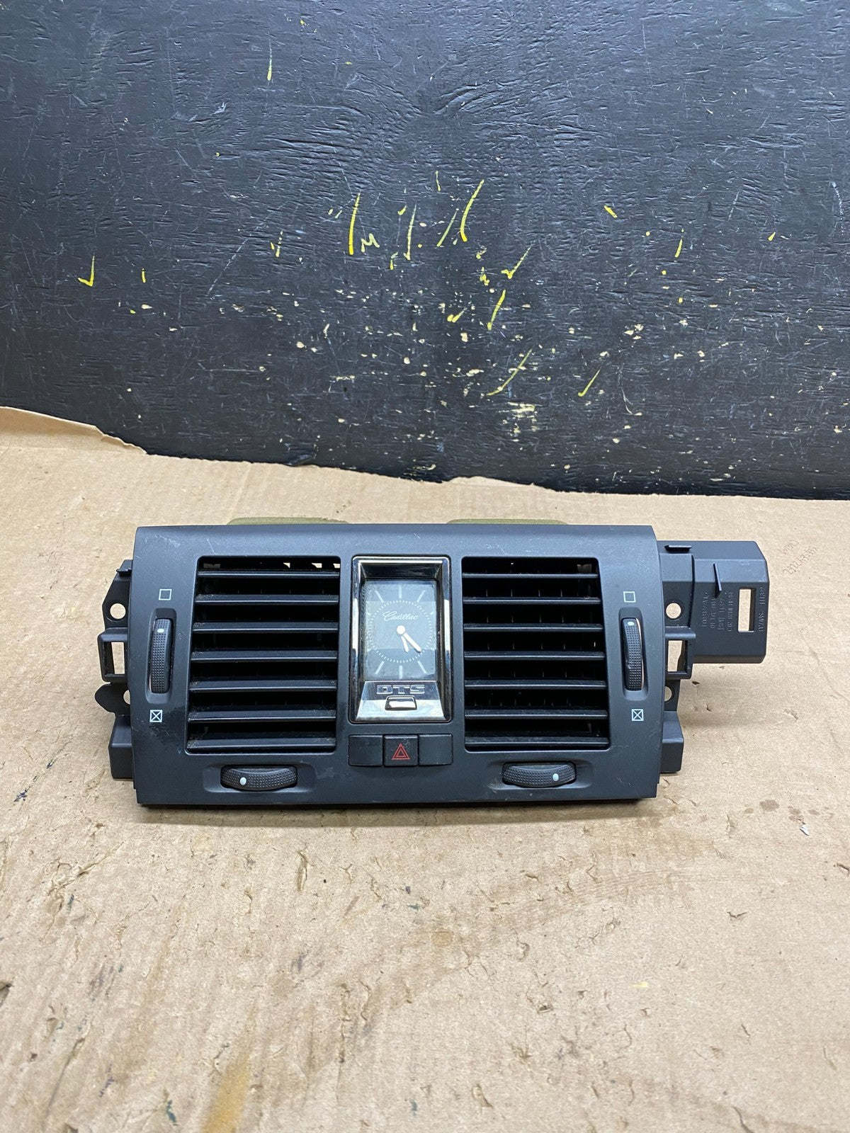 2006 to 2011 Cadillac DTS Dash Center Air Vent Heater Bezel OEM z1885 DG0