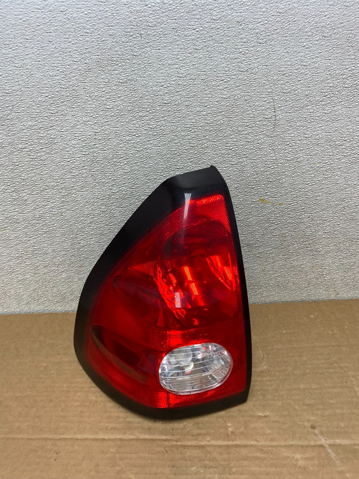 2001 - 2005 Pontiac Aztek Left Driver LH Side Tail Light OEM Z1337 DW0