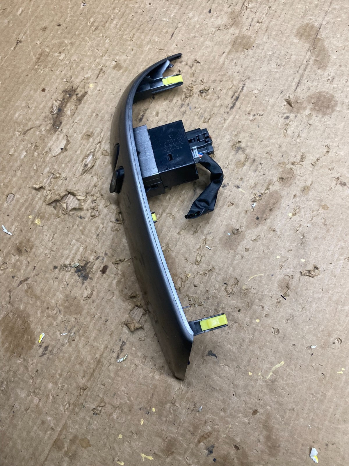 2004 to 2010 Toyota Sienna Right Side Radio Switches Bezel Trim Z7328 DG1