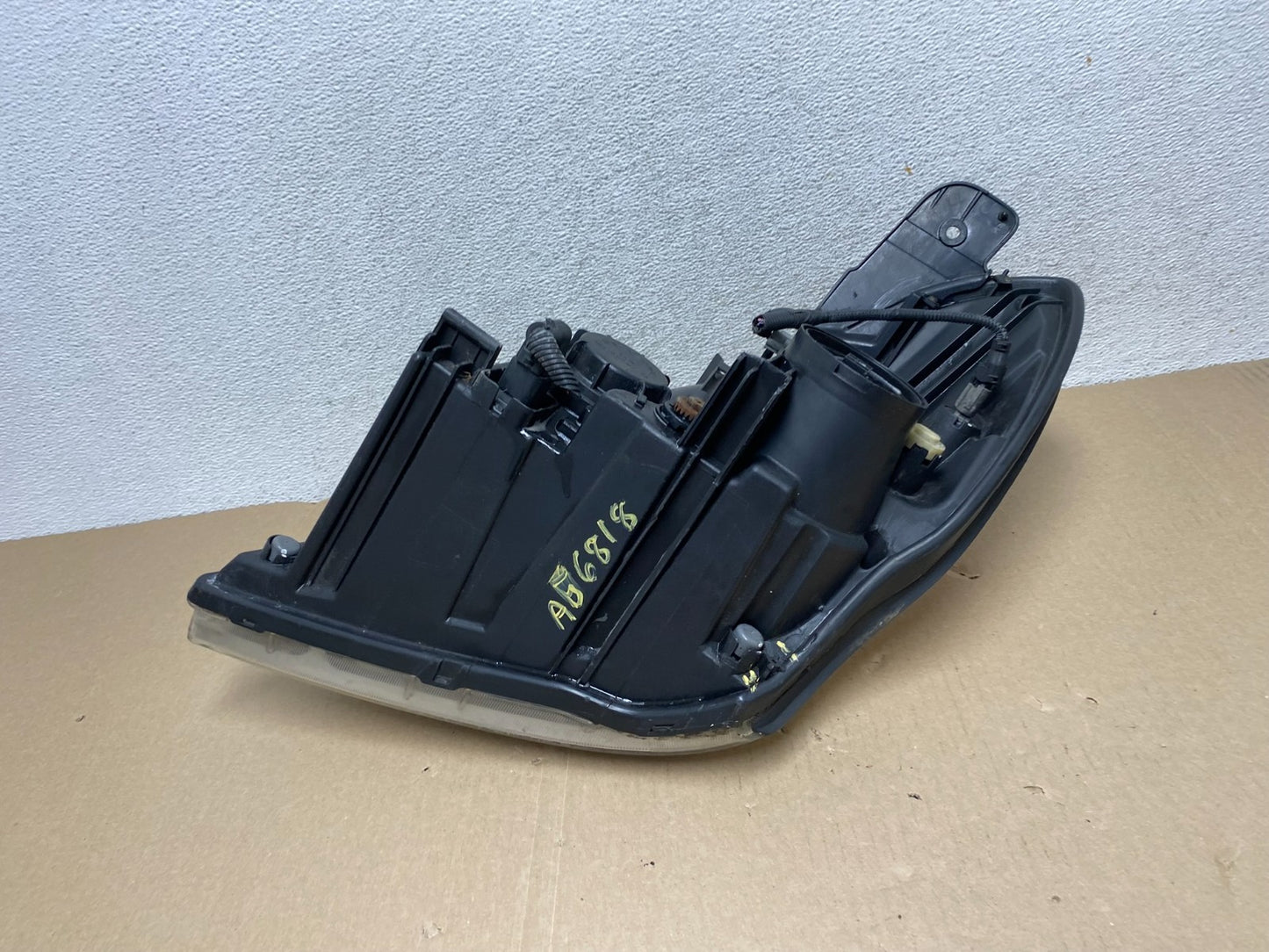 2007 - 2010 Hyundai Entourage Right Passenger Halogen Headlight AG6818 DW8