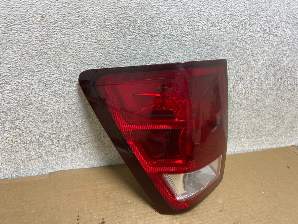 2005 to 2006 Jeep Grand Cherokee Left Driver Side Lh Tail Light AH8111 DW1