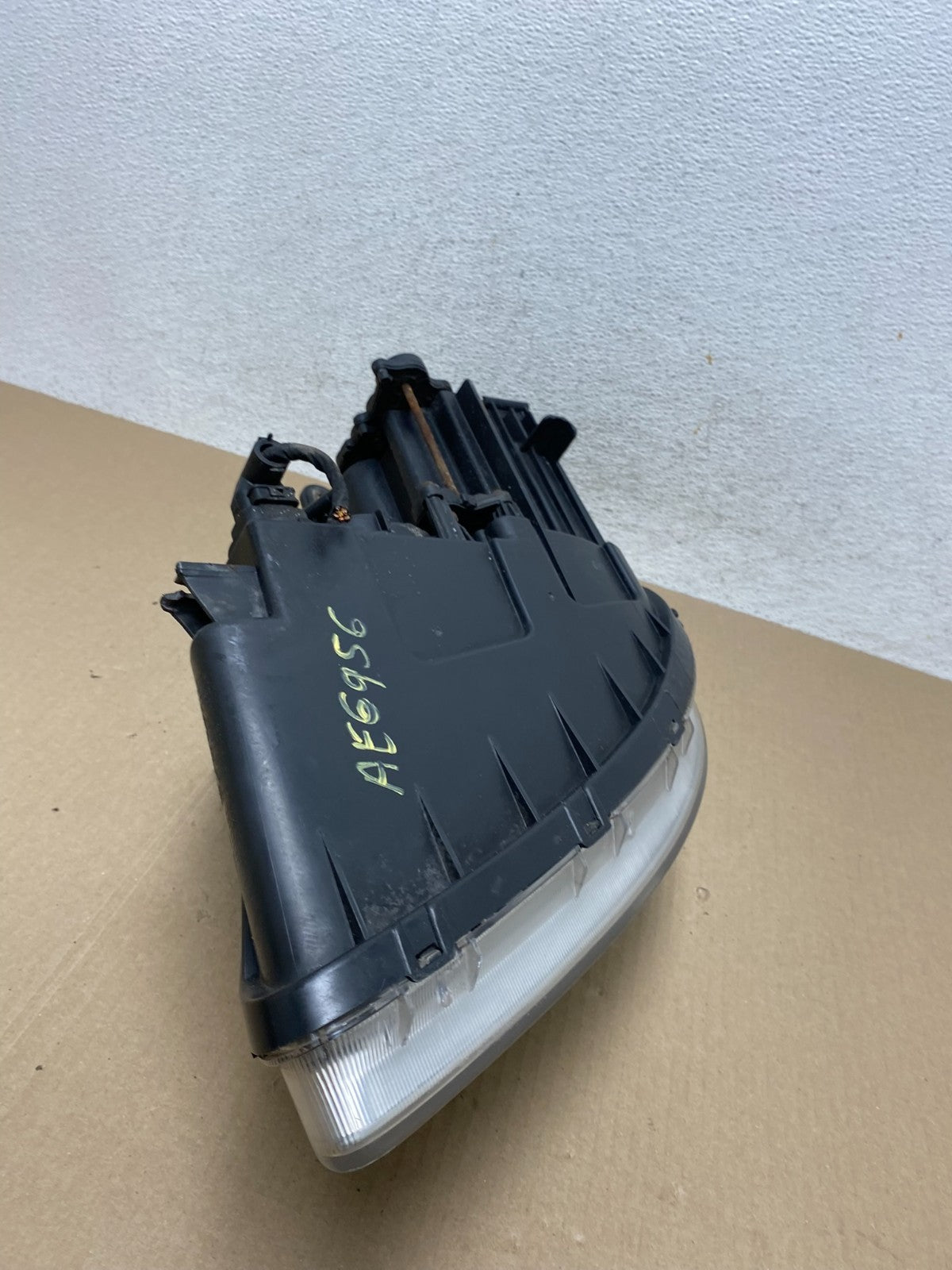 2007 to 2012 Hyundai Veracruz Right Passenger RH Headlight Halogen AE6956 DW7