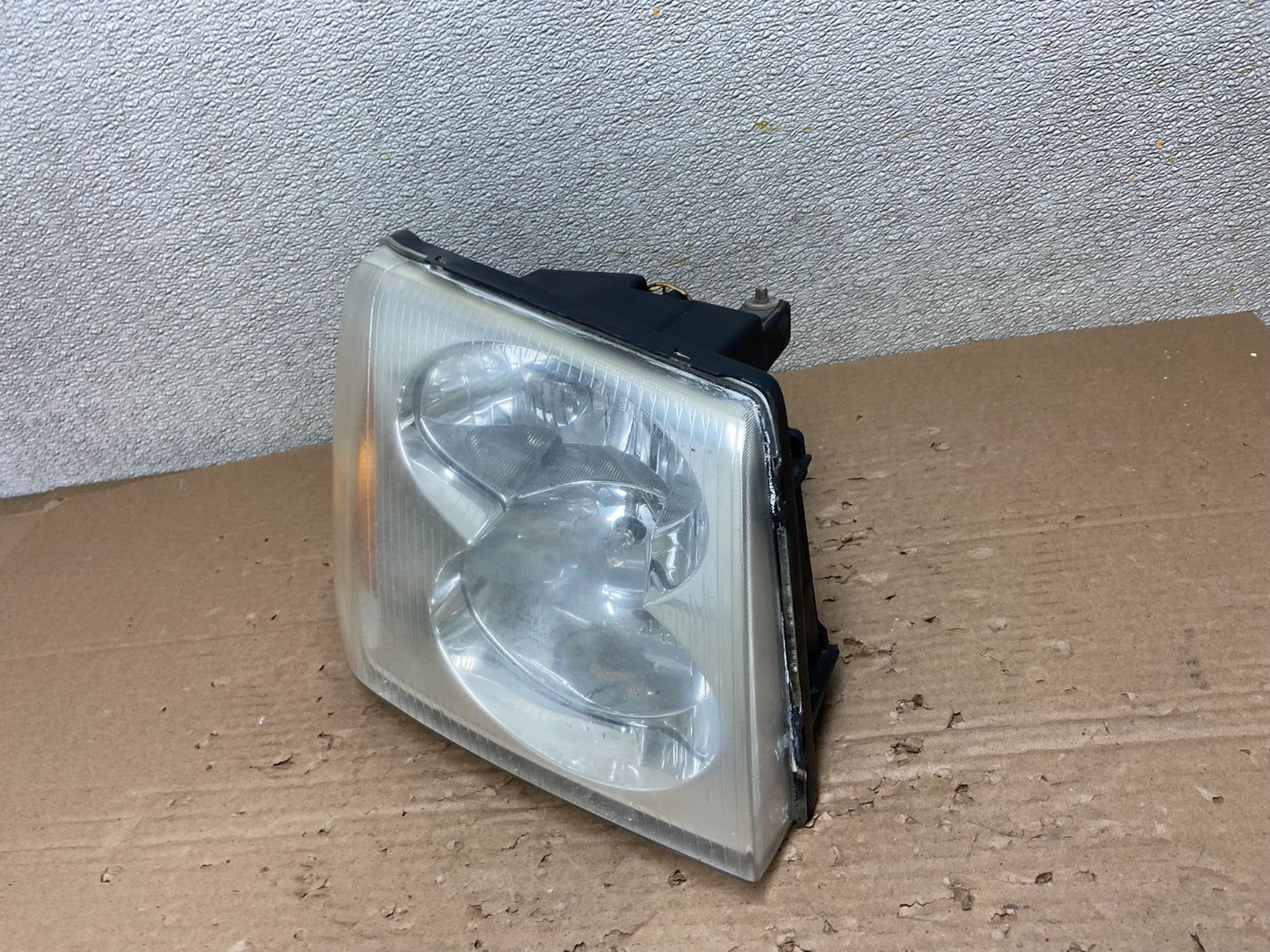 2002 to 2009 Gmc Envoy Right Passenger RH Side Headlight Halogen AB1597 DW1