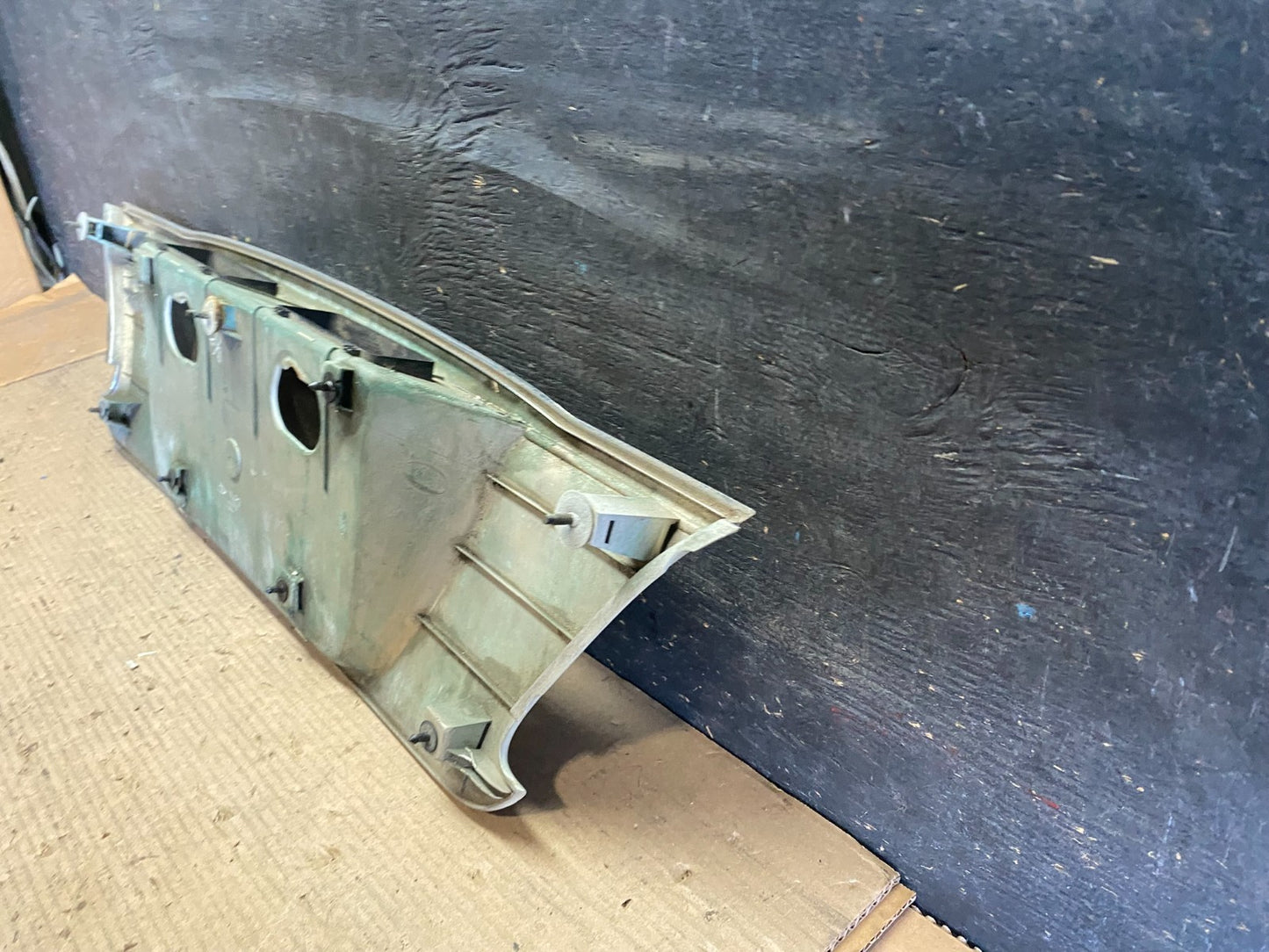 2000 2001 Infiniti I30 Rear Trunk Deck Finish Panel License Plate Trim S3332 DG7