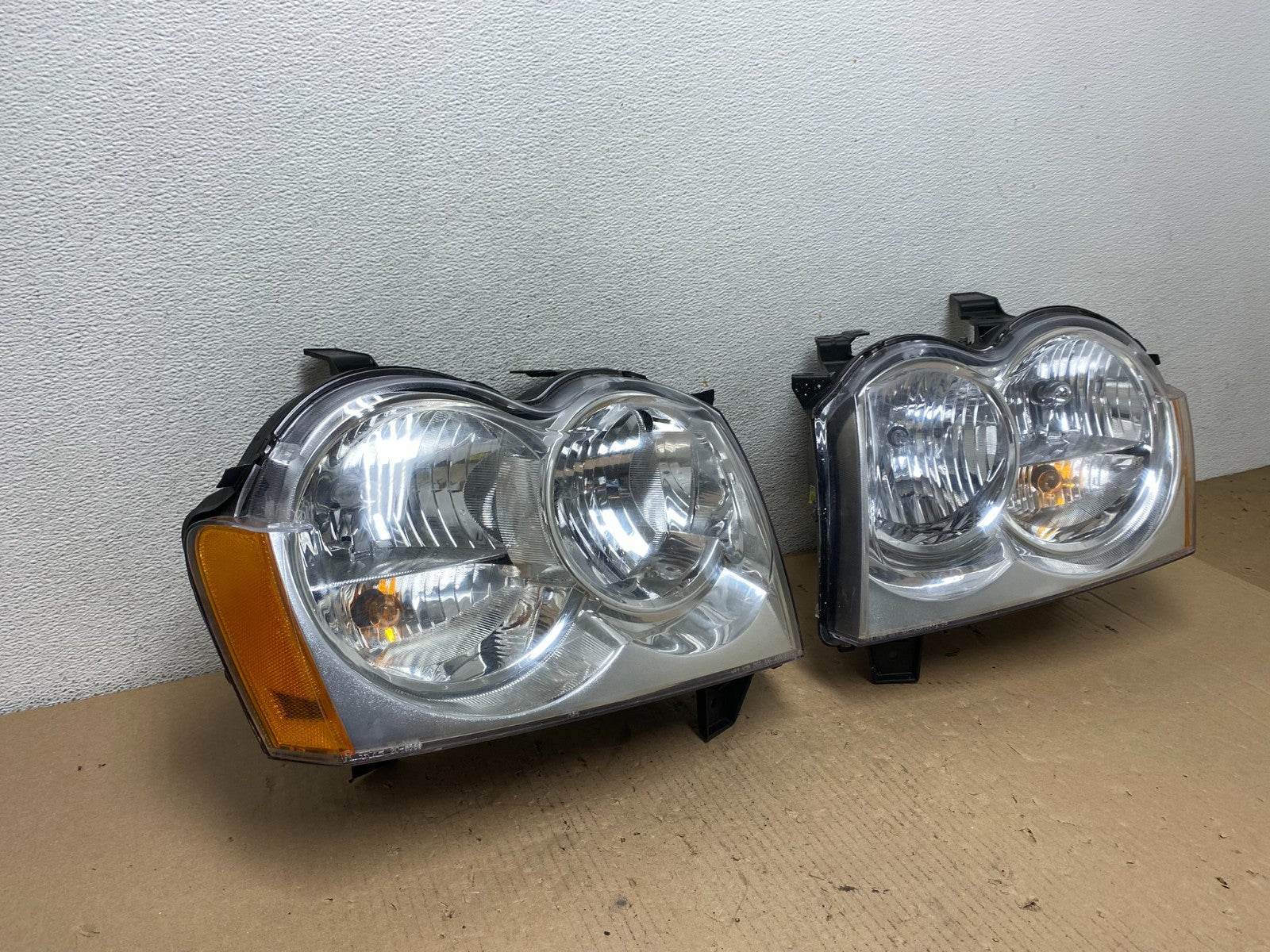 2005-2007 Jeep Grand Cherokee Left+Right Halogen Headlights TYC AF3194 DW2