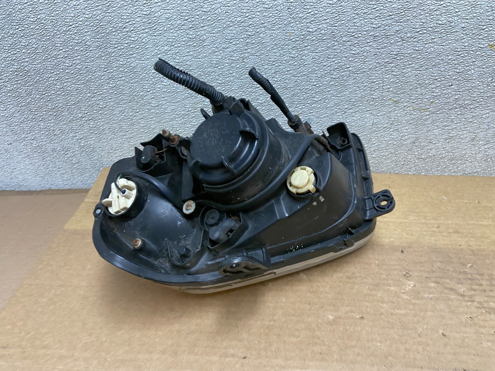 2003-2004 Kia Optima Right Passenger RH Side Headlight Halogen AB5118 DG5
