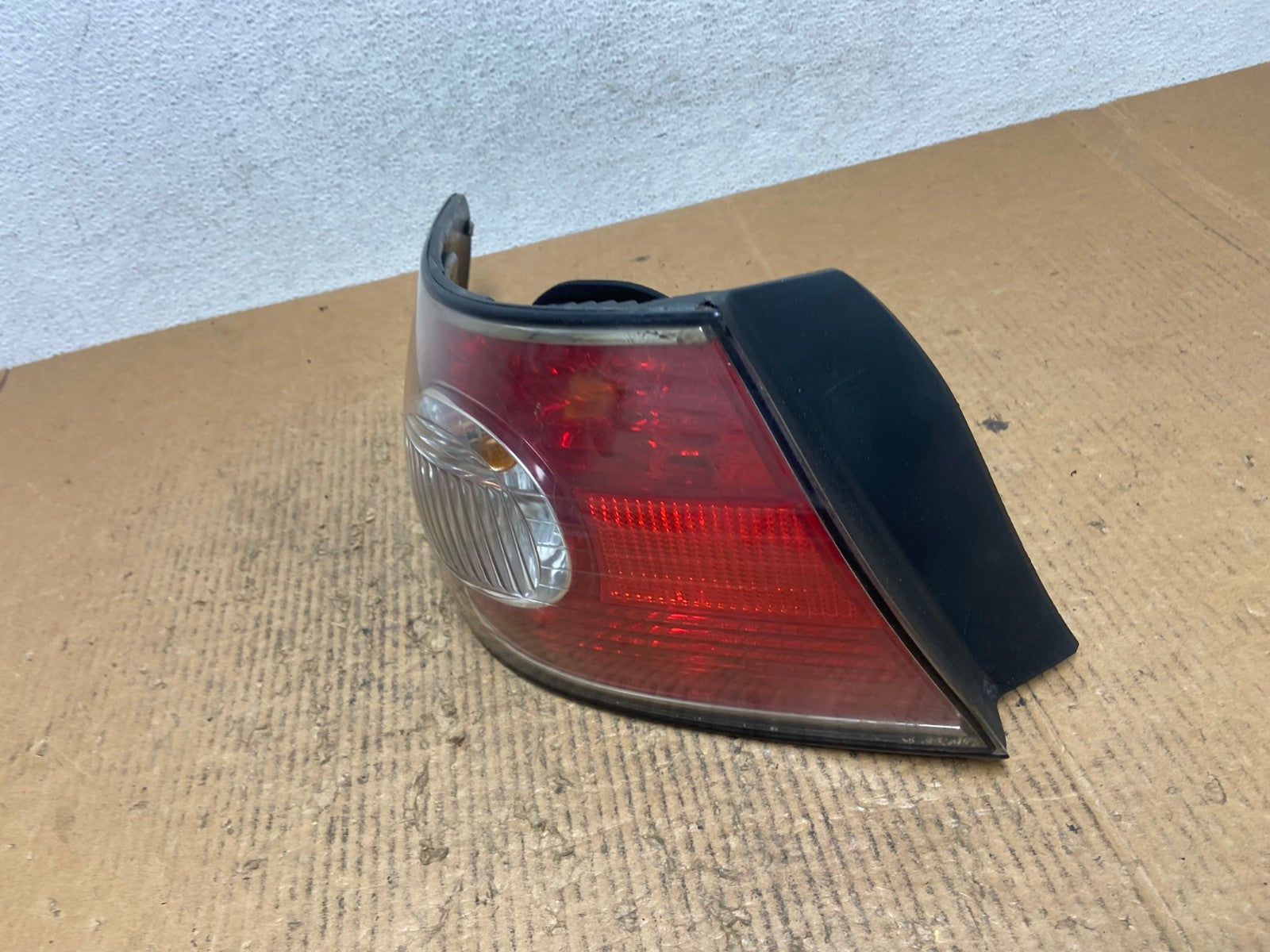 2002 to 2004 Lexus ES300 ES330 Left Driver Side Tail Light AE2886 LK1