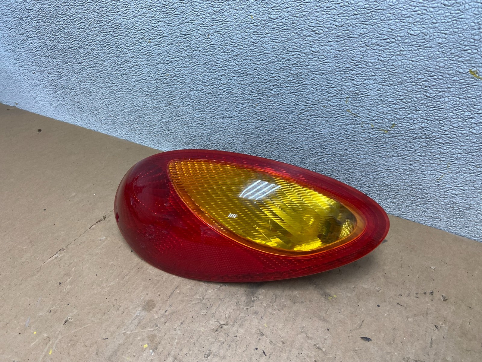 2001 to 2005 Chrysler PT Cruiser Right Passenger Tail Light Oem Z7650 DW1