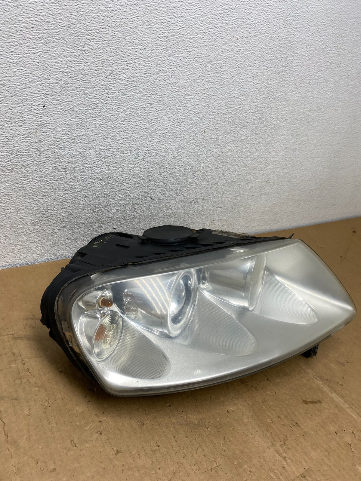 2004 to 2007 Volkswagen Touareg Right Passenger Halogen Headlight AA4296 DW2