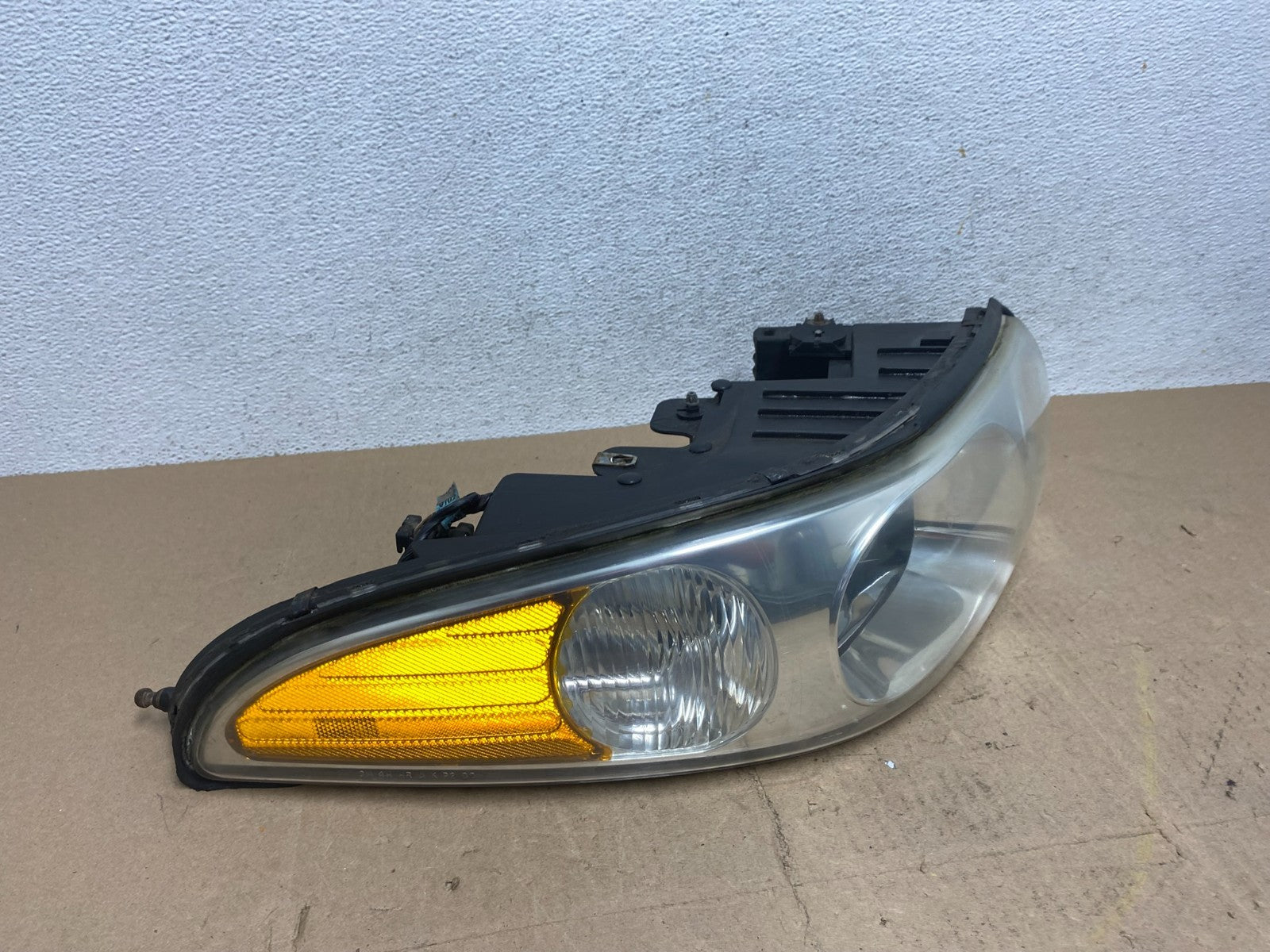 2000 to 2005 Buick Lesabre Headlight Right Passenger Side Halogen AE6870 DW2