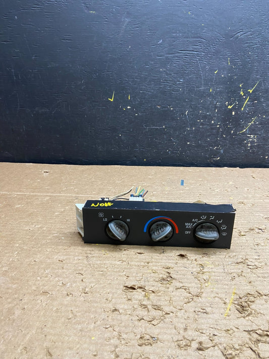 2001 - 2007 GMC Chevrolet Express 1500 Climate Control A/C W6408 DG0