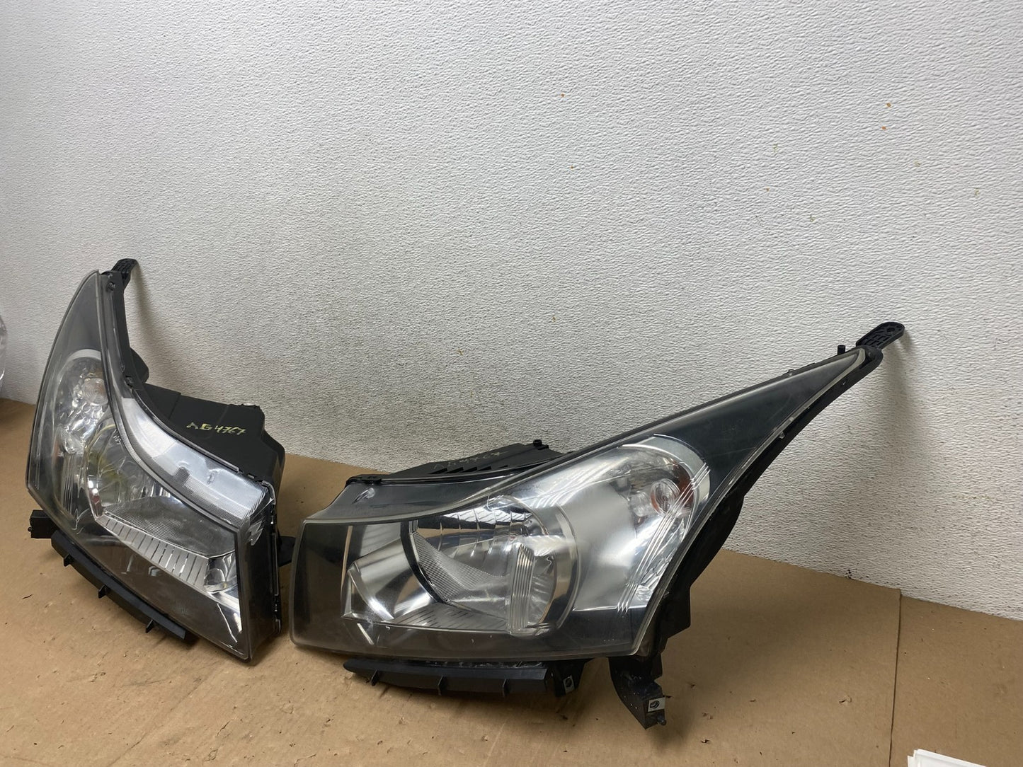 2011 to 2015 Chevrolet Cruze Halogen Left+Right Set Headlights AG4767 DW2