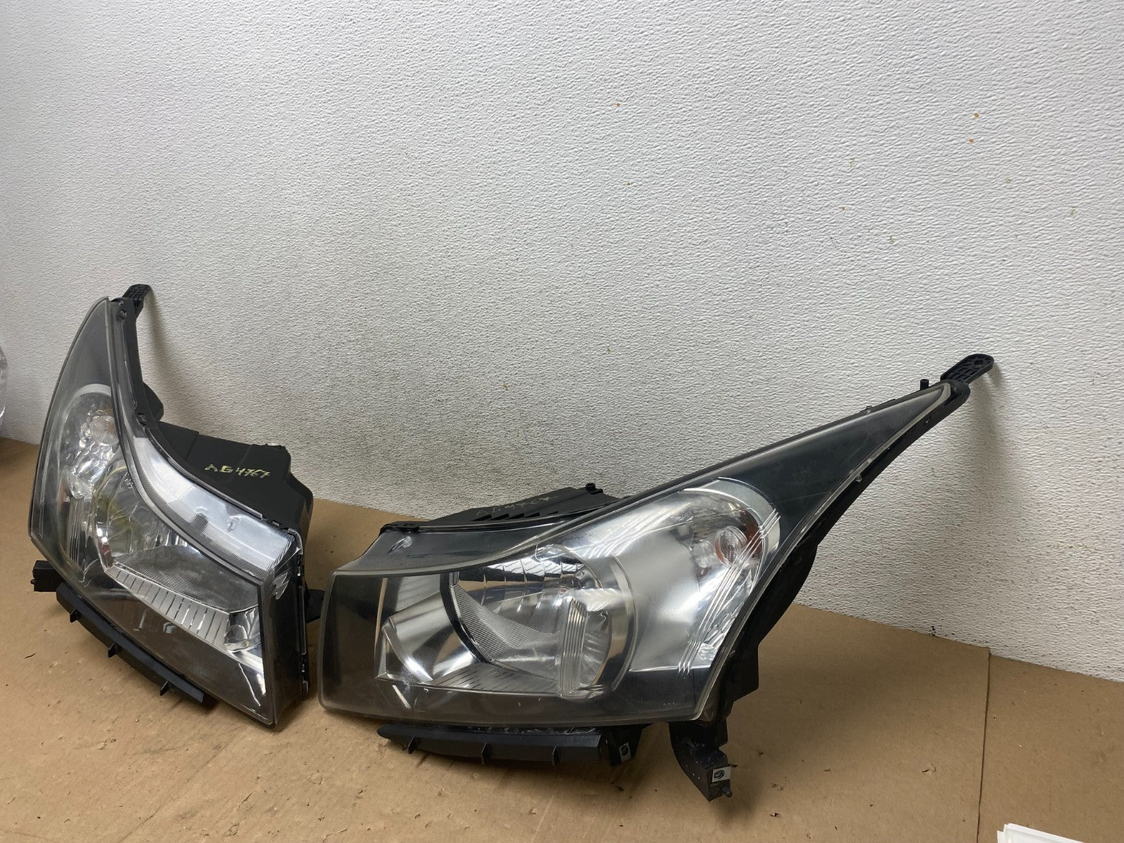 2011 to 2015 Chevrolet Cruze Halogen Left+Right Set Headlights AG4767 DW2