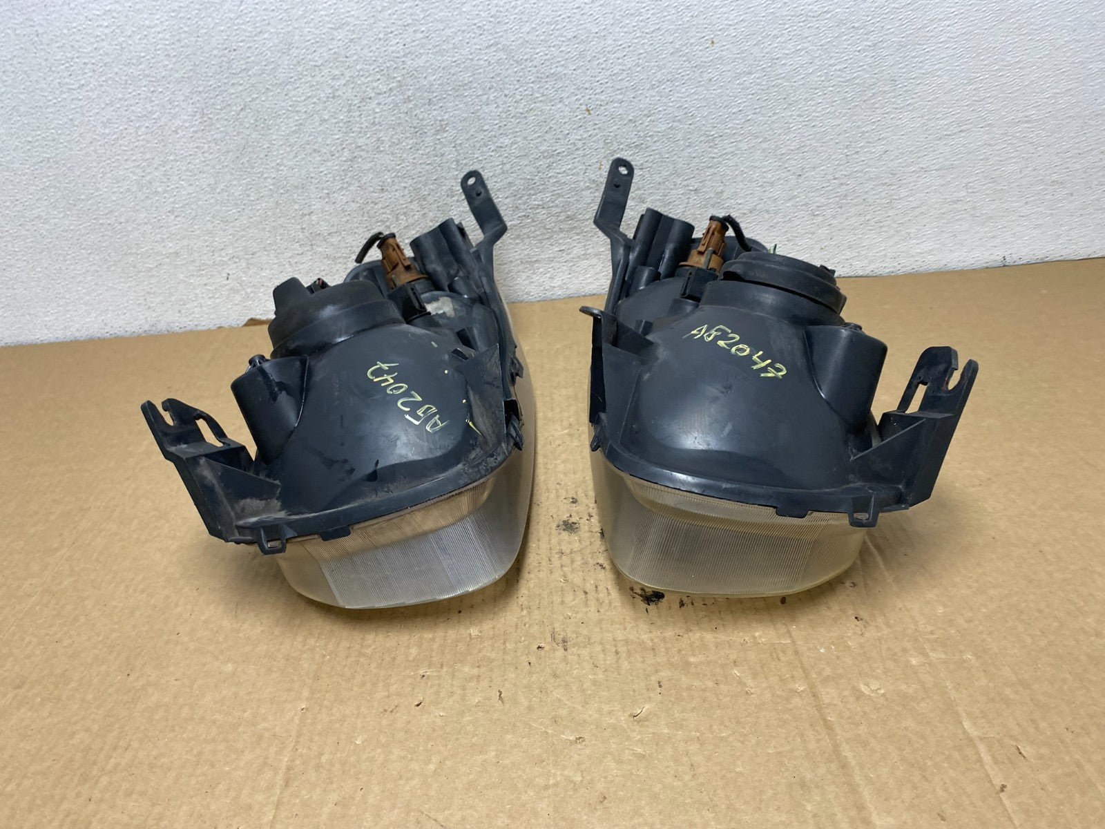 2001 - 2004 Ford Escape Headlights Left+Right Halogen AG2047 DW8