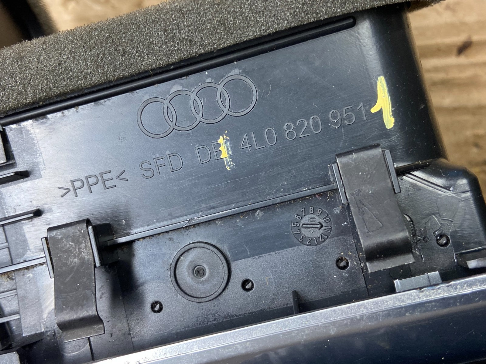 2007 to 2015 AudI Q7 Center Dashboard Air Vent af1684 DG5