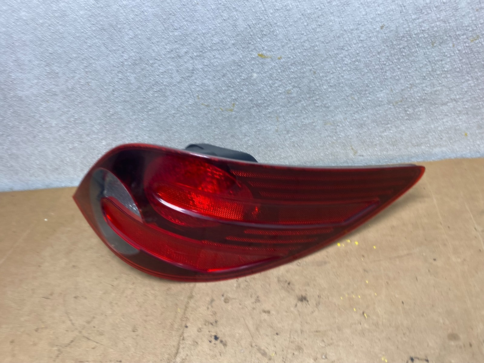 2006 to 2010 Mercedes W251 R-Class Right RH Smoked Tail Light X7072 PS1
