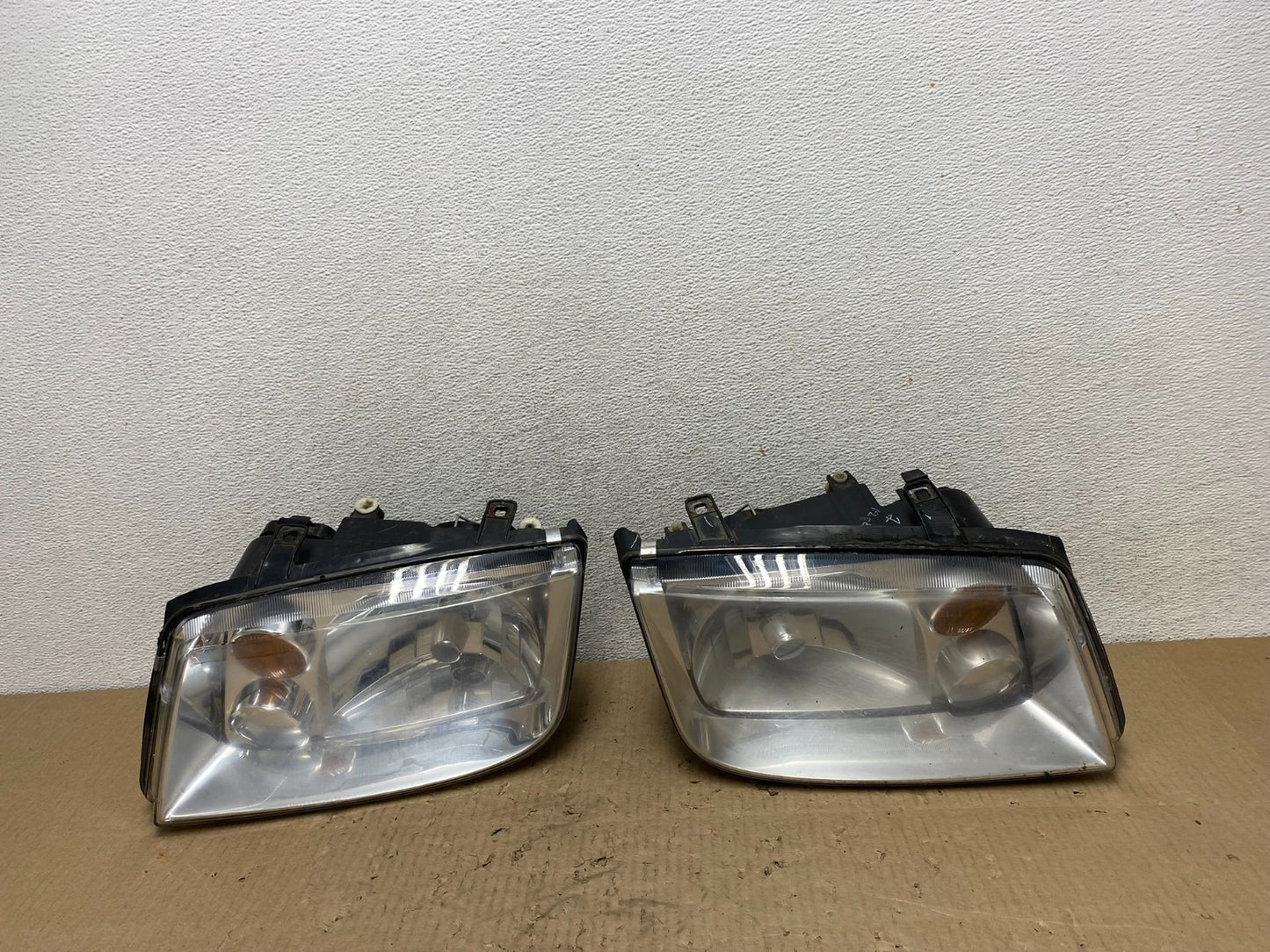 2002 to 2004 Volkswagen Jetta Left+Right Headlights AG6533 DW0