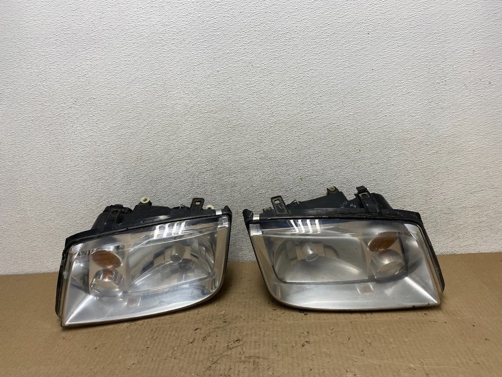 2002 to 2004 Volkswagen Jetta Left+Right Headlights AG6533 DW0