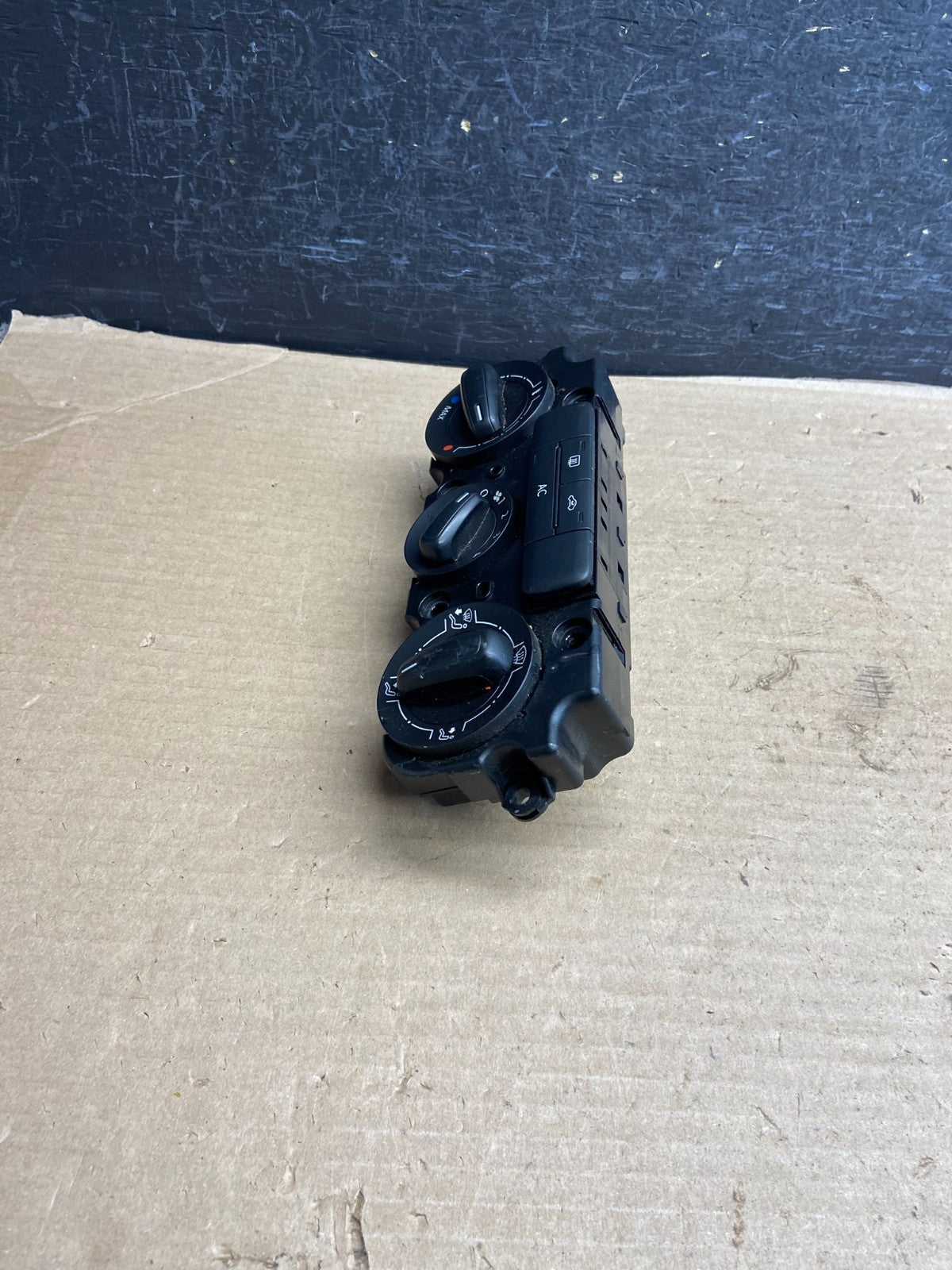 2011 - 2014 Volkswagen Jetta Center Climate Control Panel AC Heater AH3646 DG2