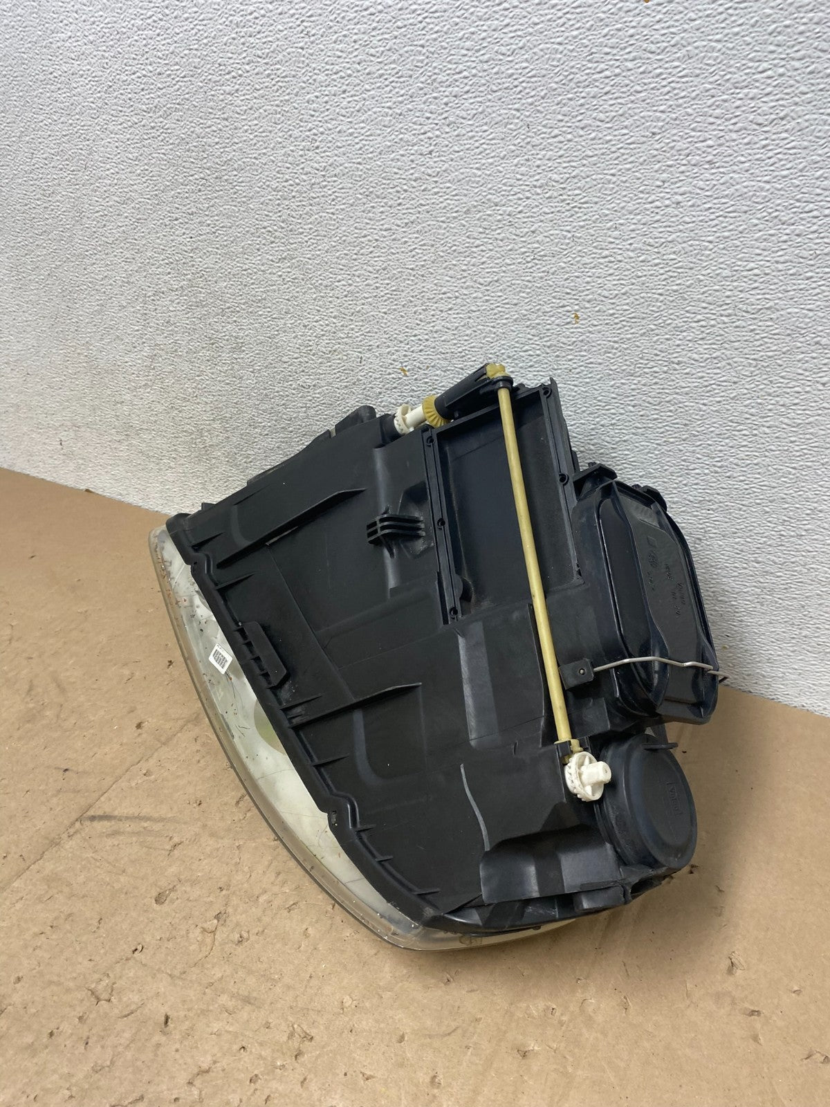 2004 to 2007 Volkswagen Touareg Right Passenger Halogen Headlight AG5379 DW6