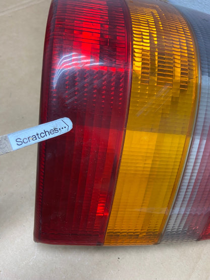 1993-1998 Jeep Grand Cherokee ZJ Right Passenger Side Rh Tail Light AD2563 LK3