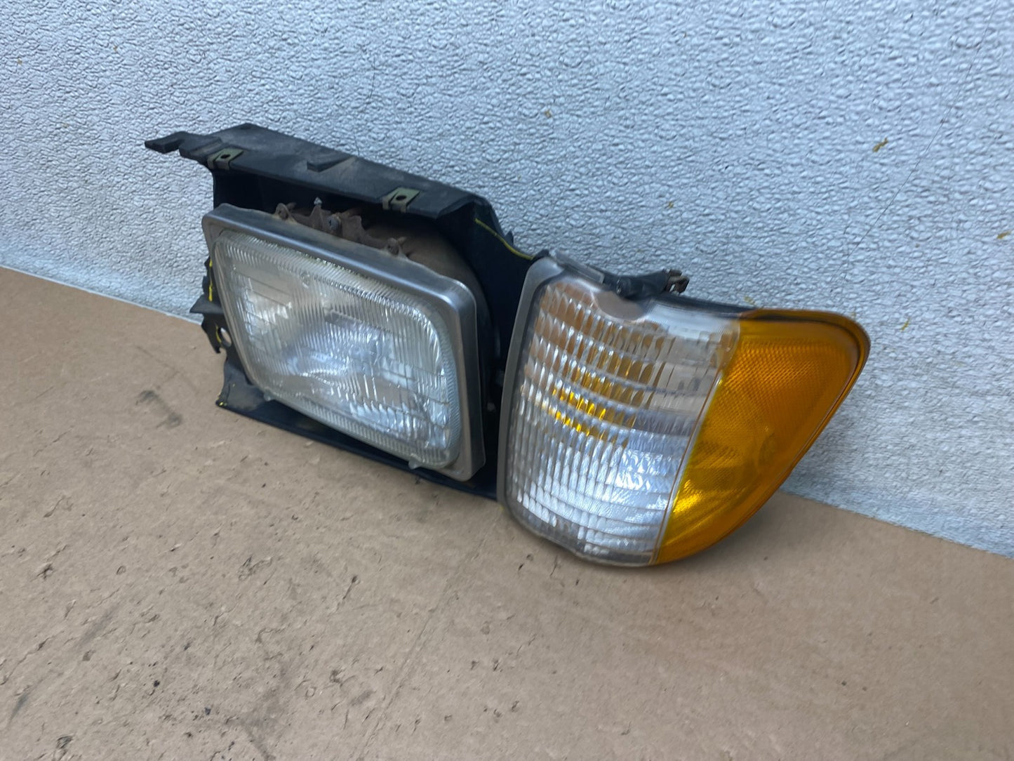1993- to 1996 Ford E150 Van Driver Left Side Headlight Sealed Beam S3944 PS1