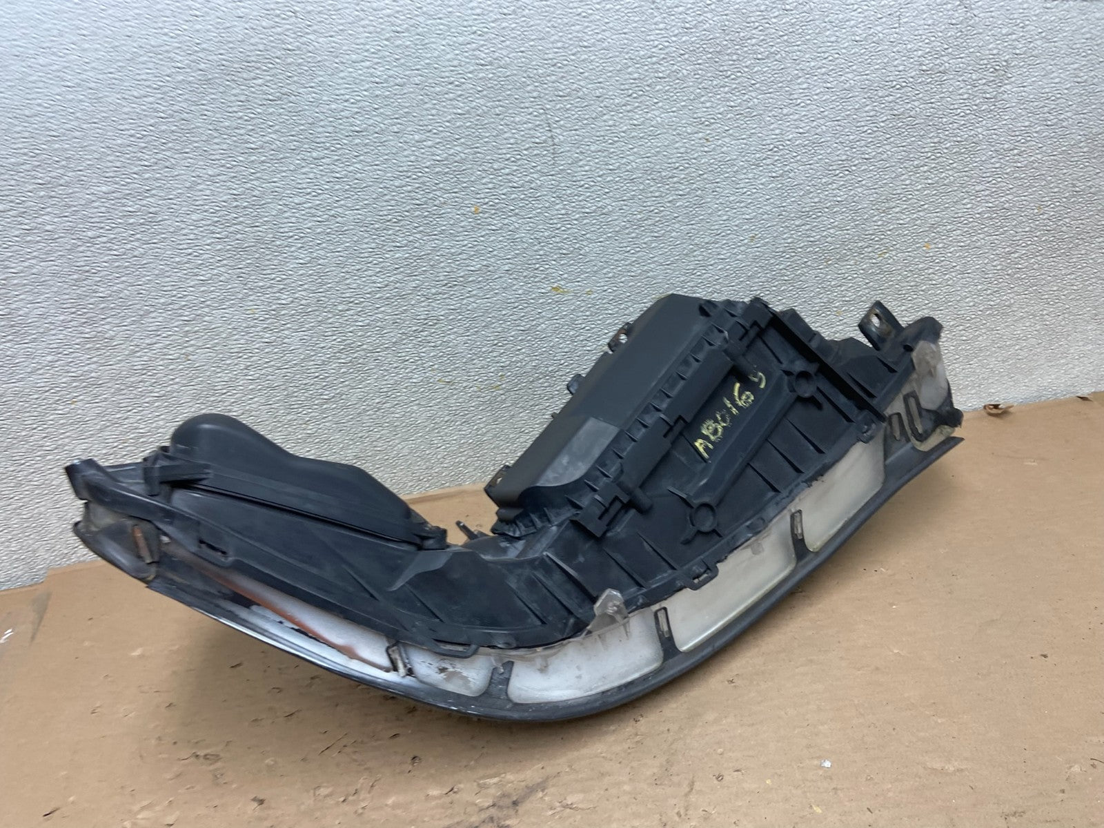 2005 to 2011 Lincoln Town Car Left Driver LH Side Headlight AB0165 DW7