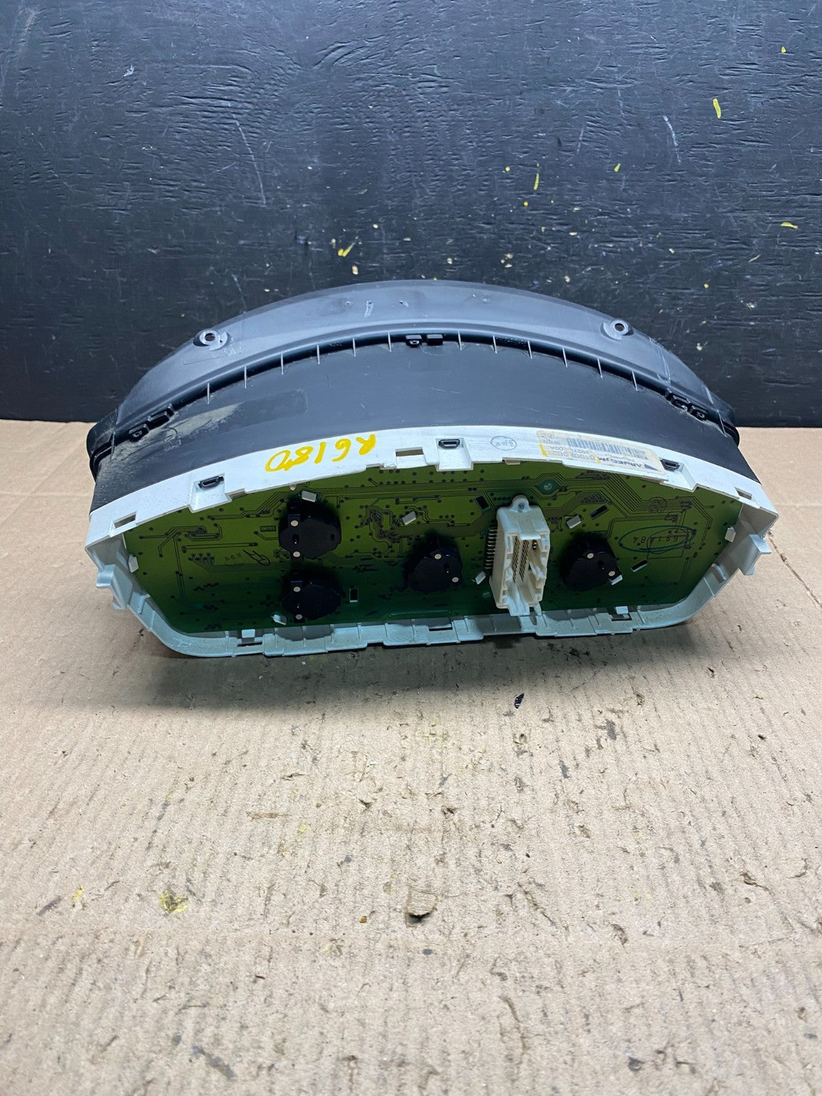 2008 - 2011 Mitsubishi Endeavor Speedometer Cluster Gauge 8100a982 R6180 DG5