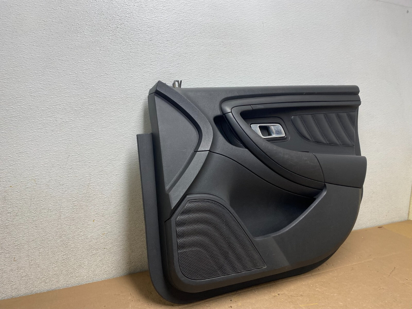 2013 to 2019 Ford Taurus Front Right Side Interior Door Panel M4046 DG2