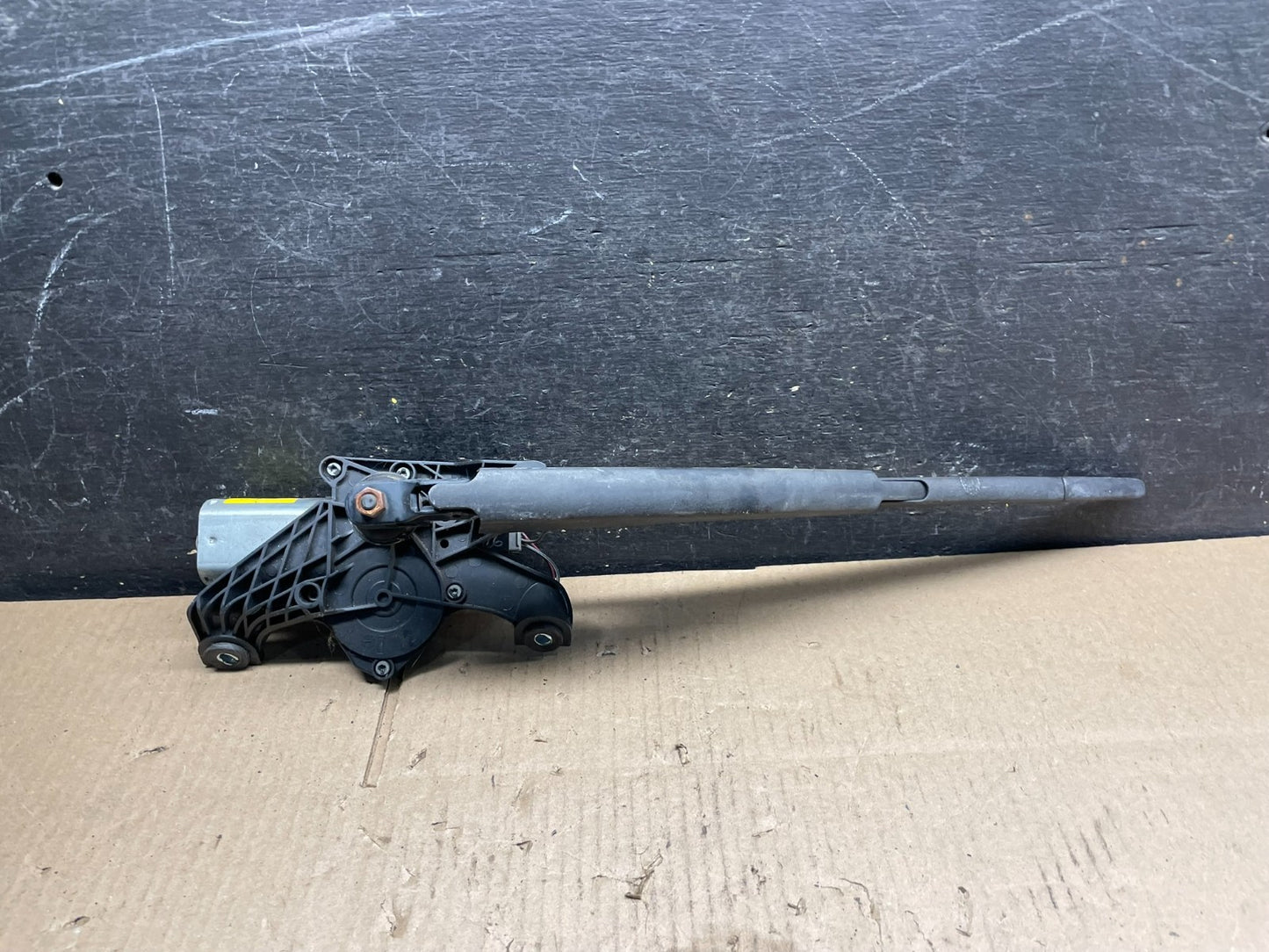 2011 to 2014 Ford Edge Licnoln MKX Rear Windshield Wiper Motor OEM V8833 DG0