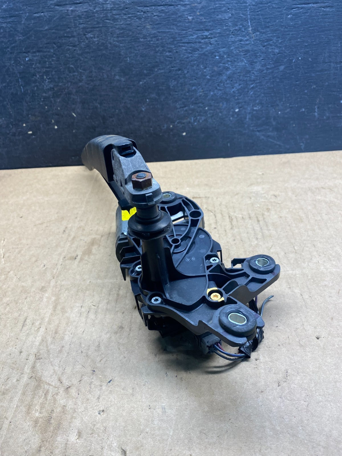 2011 to 2019 Ford Explorer Rear Windshield Wiper Motor AG9625 DG4