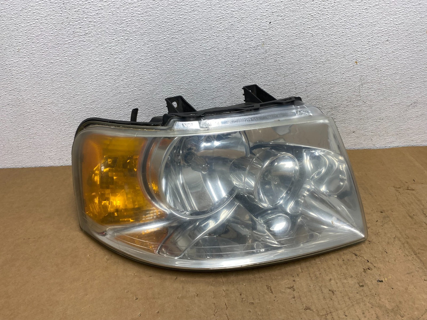 2003 - 2006 Ford Expedition Right Passenger Side Headlight Halogen AD1360 DW0