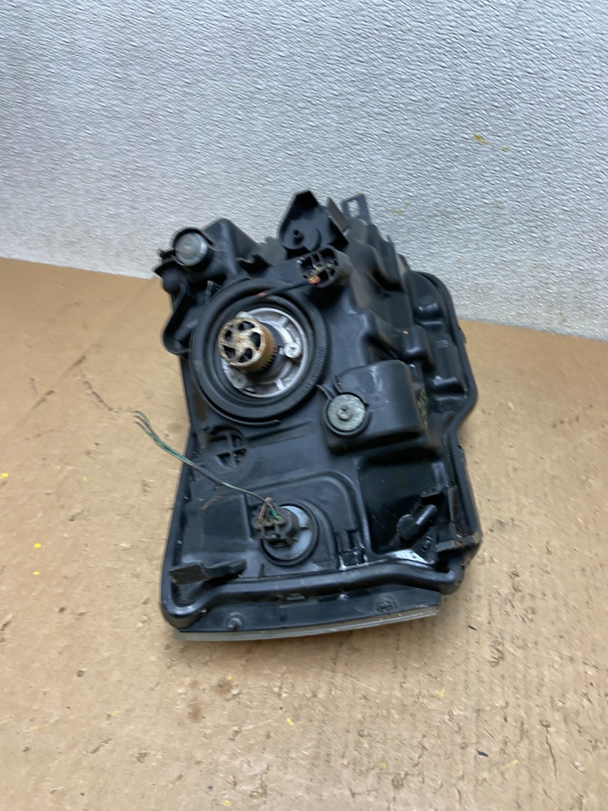 2004 - 2008 Mitsubishi Endeavor Headlight Left Driver Lh Side OEM Z9551 DW9