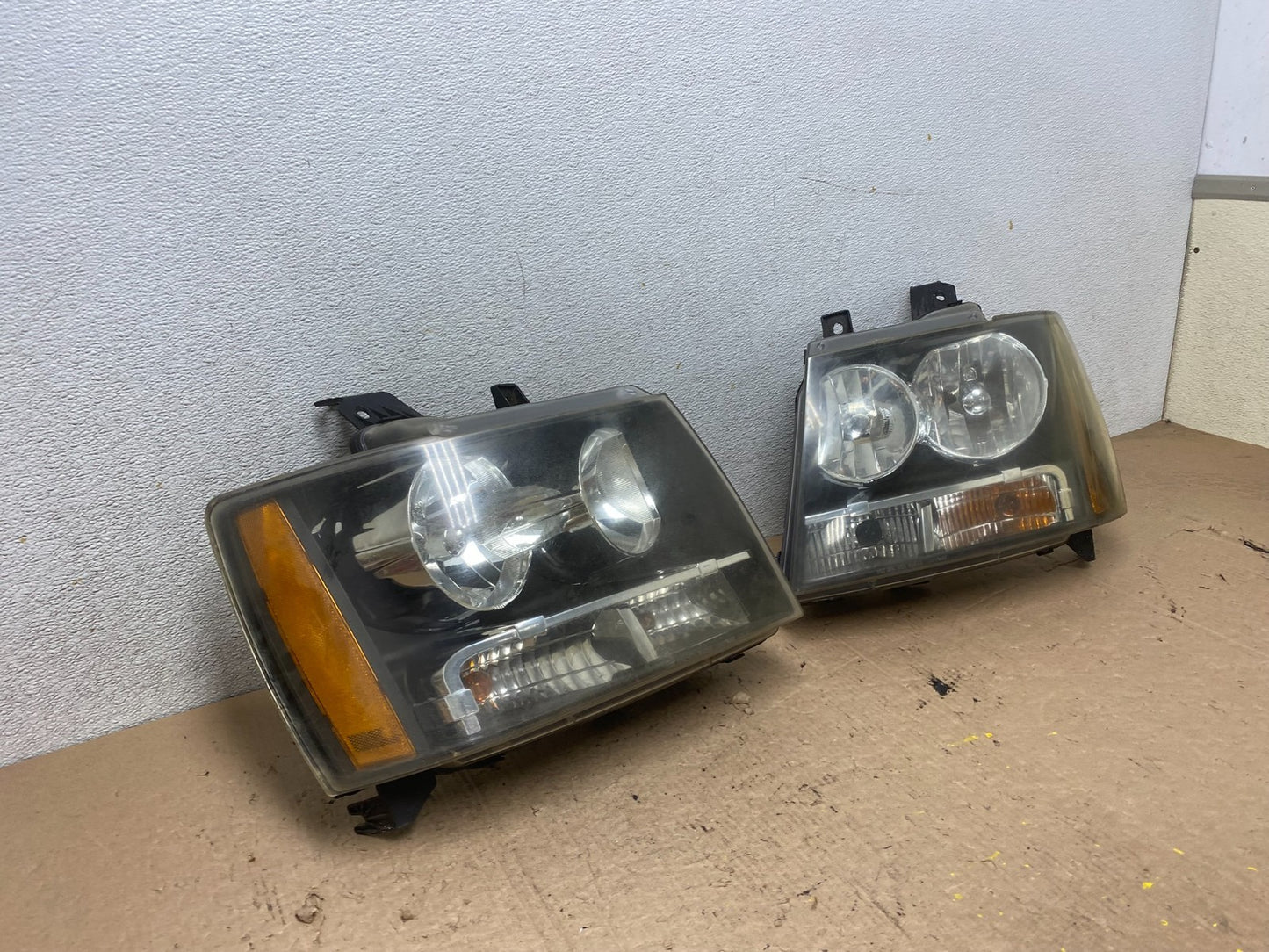2007 to 2013 Chevrolet Suburban Tahoe Left+Right Set Headlights Q3617 DW2