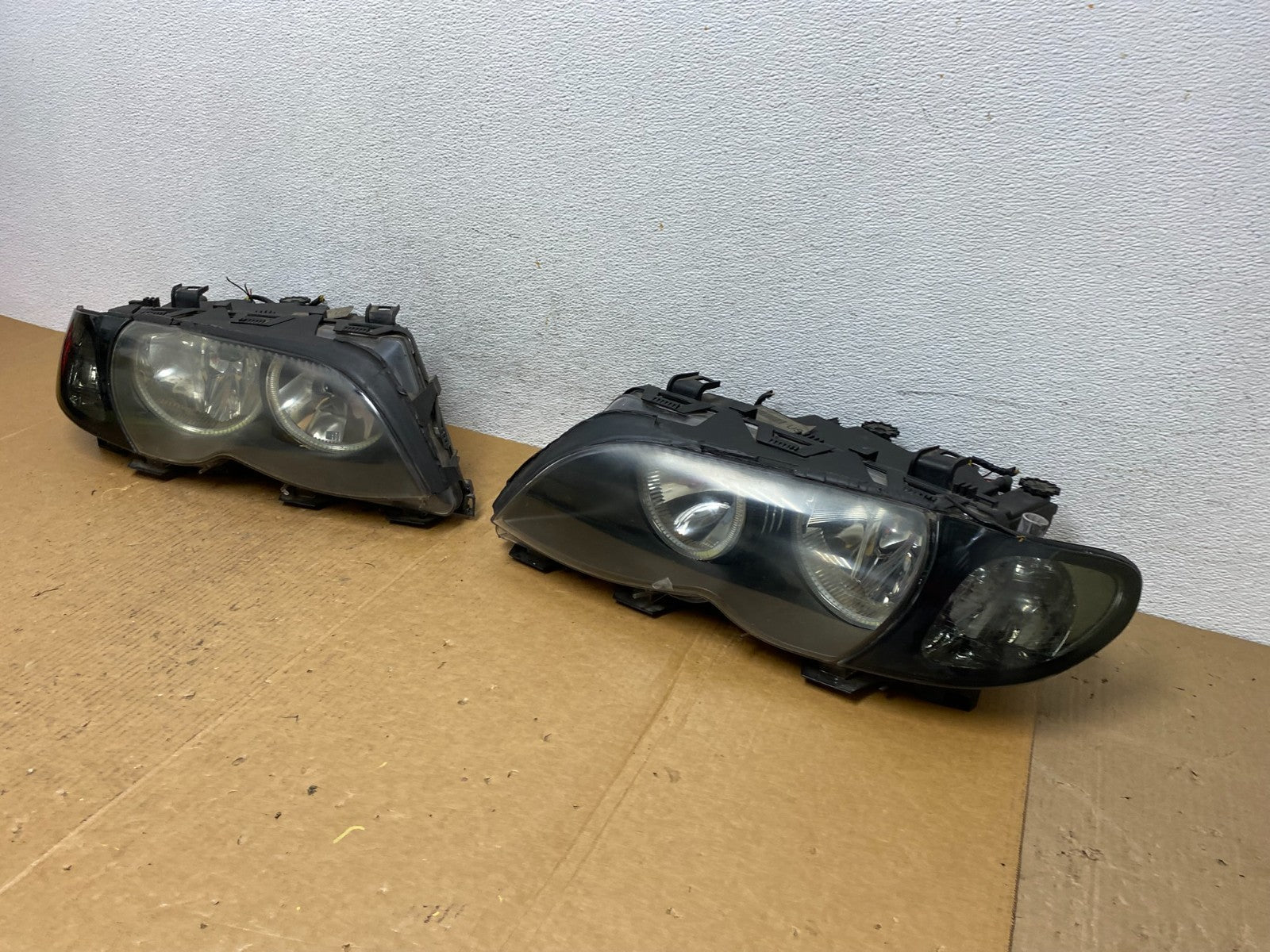2002 to 2005 BMW 3 E46 Sedan Left+Right Set Halogen Headlights AE0597 DW1
