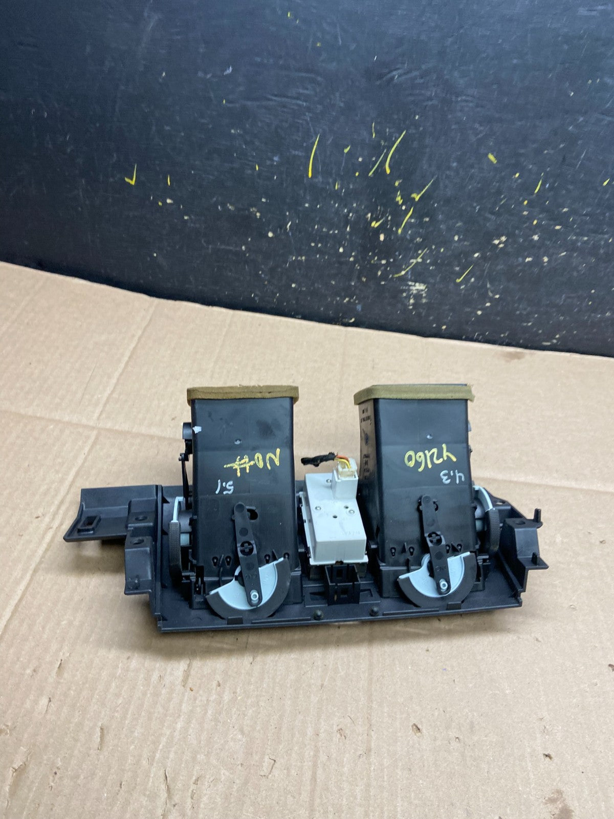 2006 to 2011 Cadillac DTS Dash Center Air Vent Heater Bezel OEM y2160 DG4
