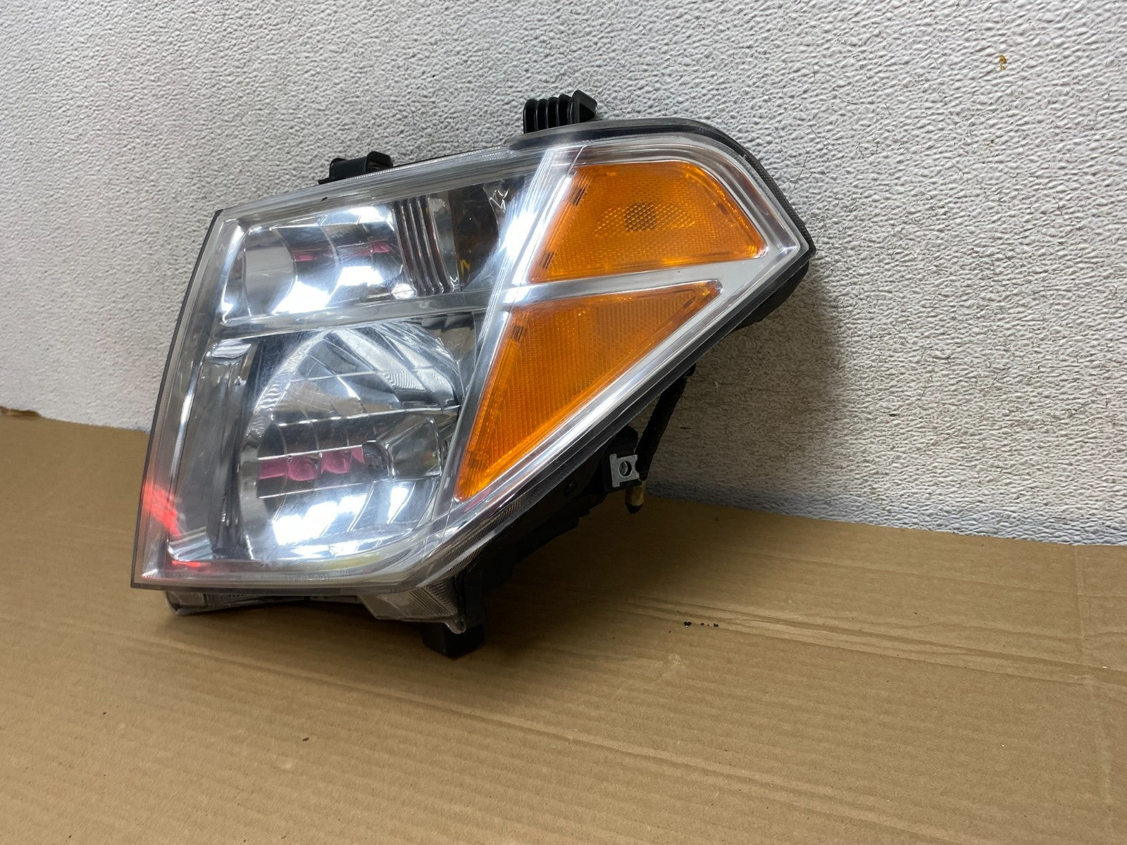 2005-2007 Nissan Pathfinder Halogen Headlight Left Driver LH AG8840 DW2