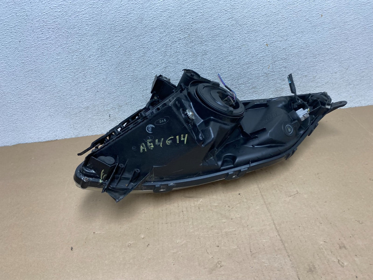 2004 - 2005 Toyota Prius Left Driver Lh Halogen Headlight AG4614 DW5