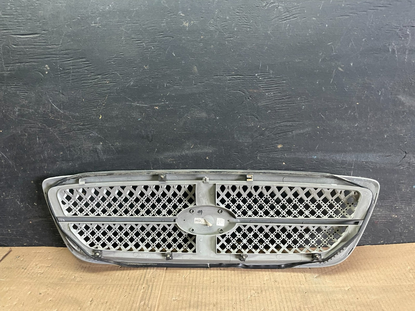2004 to 2005 Kia Sedona Front Upper Grill Grille OEM r5396 DG6
