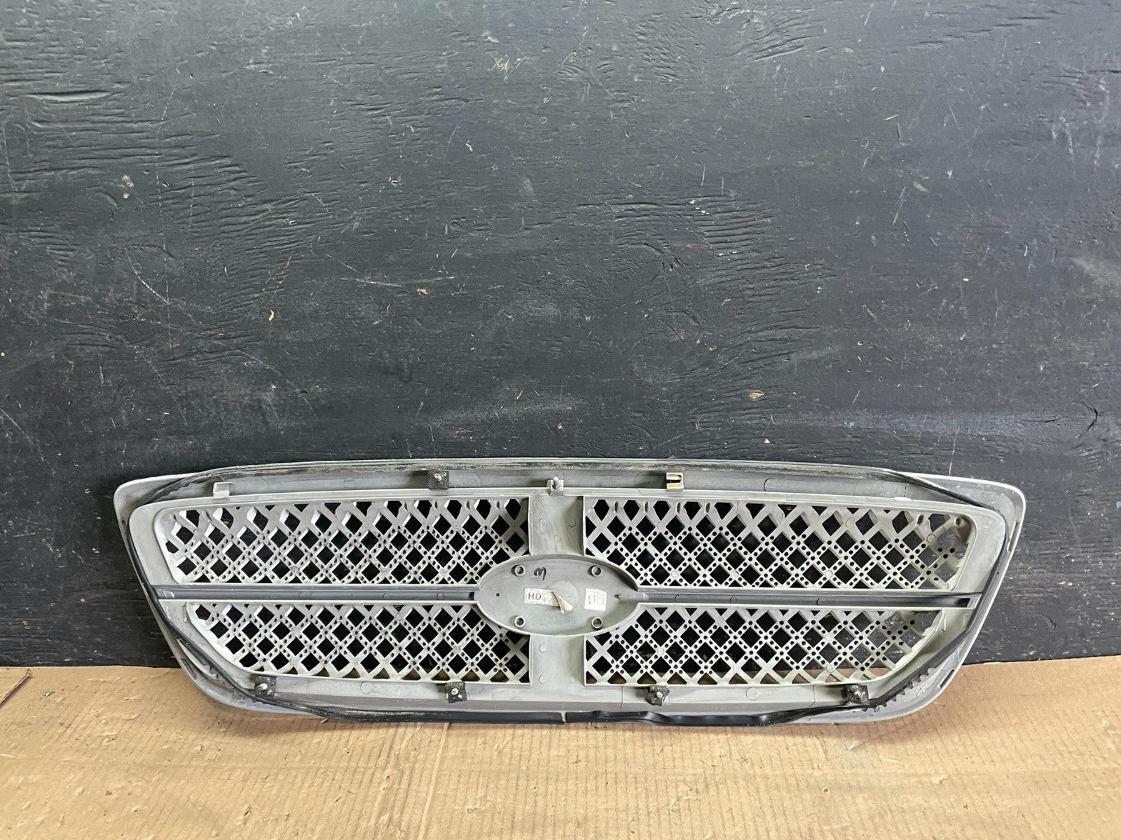 2004 to 2005 Kia Sedona Front Upper Grill Grille OEM r5396 DG6