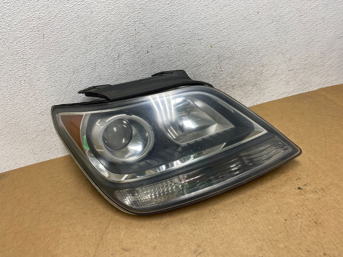 2009 2010 2011 Kia Borrego Right Passenger Side Halogen Headlight AE3170 DW0