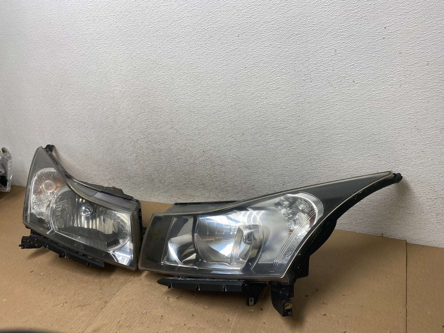 2011 to 2015 Chevrolet Cruze Halogen Left+Right Set Headlights AG4762 DW2