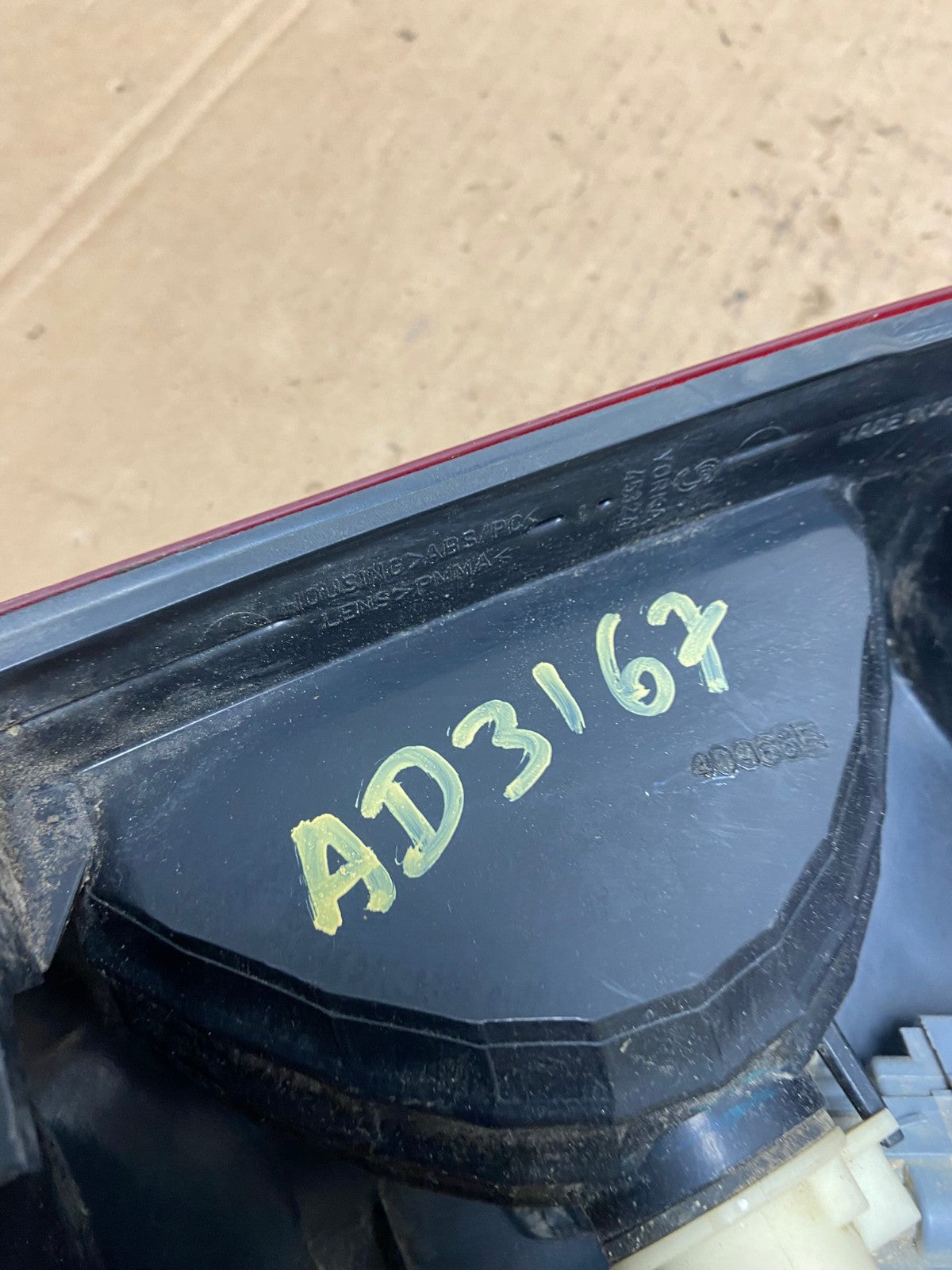 2002 to 2006 Chevrolet Avalanche Left Driver LH Tail Light AD3167 LK7