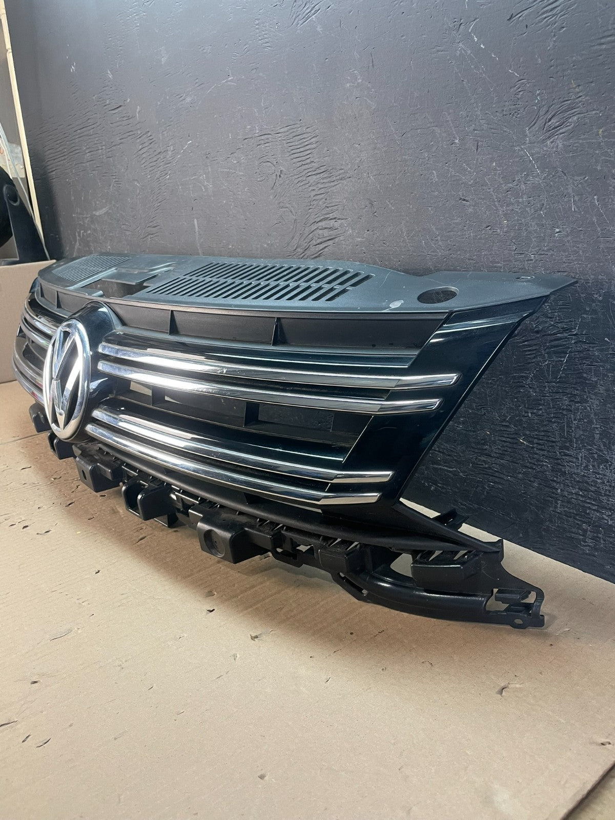 2012 to 2017 Volkswagen Tiguan Front Upper Grill Grille AD8737 DG1