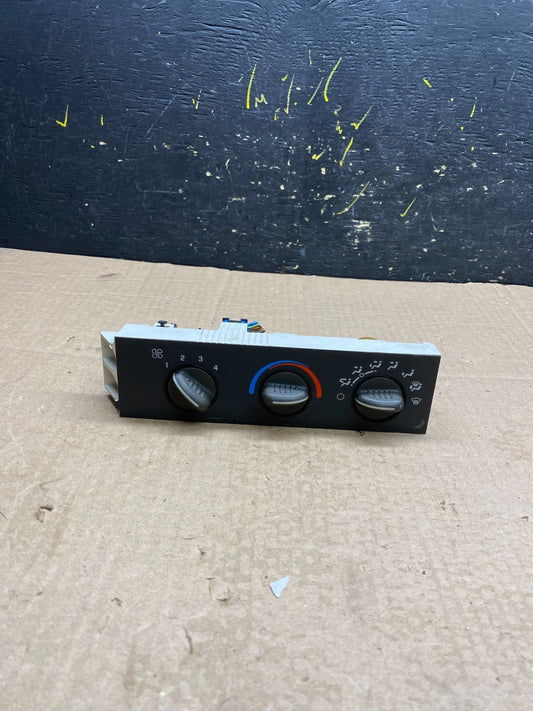 2001 - 2007 GMC Chevrolet Express 1500 Climate Control A/C Z0001 DG0