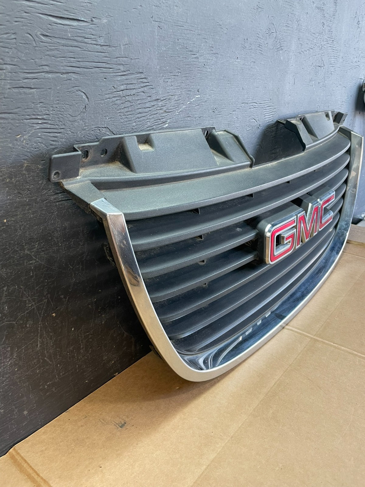 2007 to 2014 GMC Yukon Front Upper Grille Grill AE0849 DG2