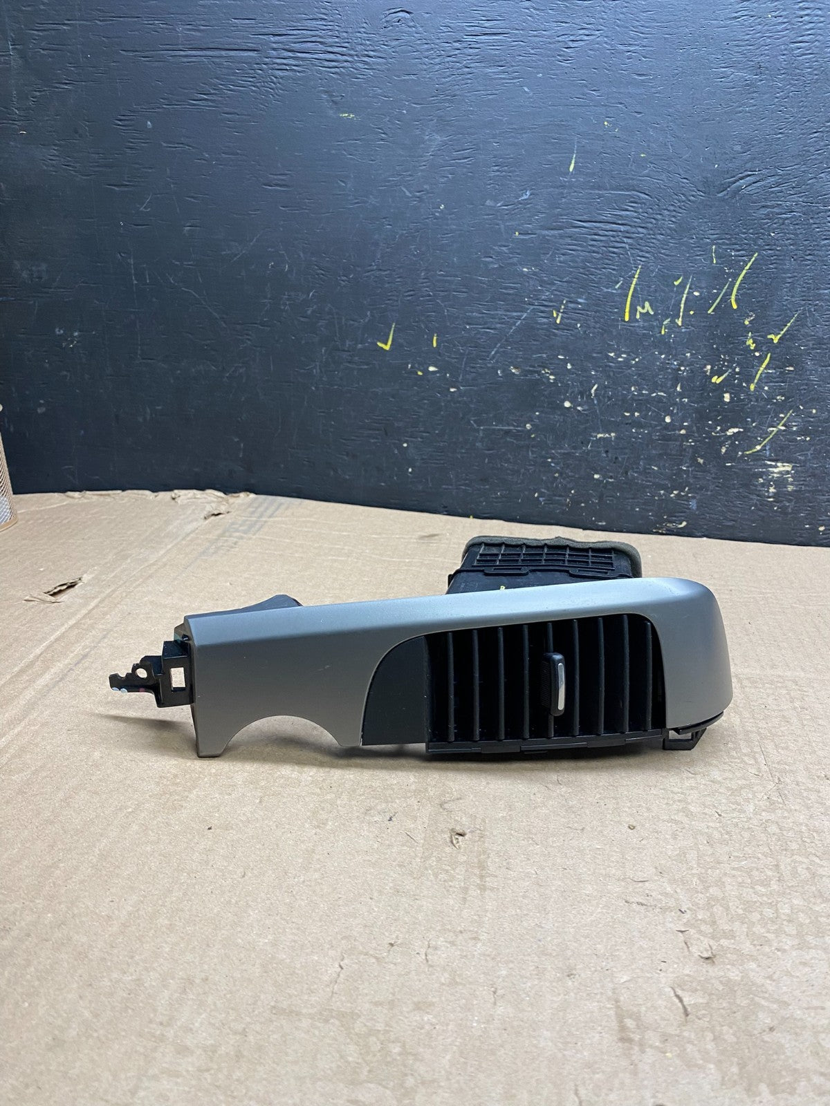 2006 - 2012 Kia Sedona Entourage Left Driver Center Air Vent y9903 DG0