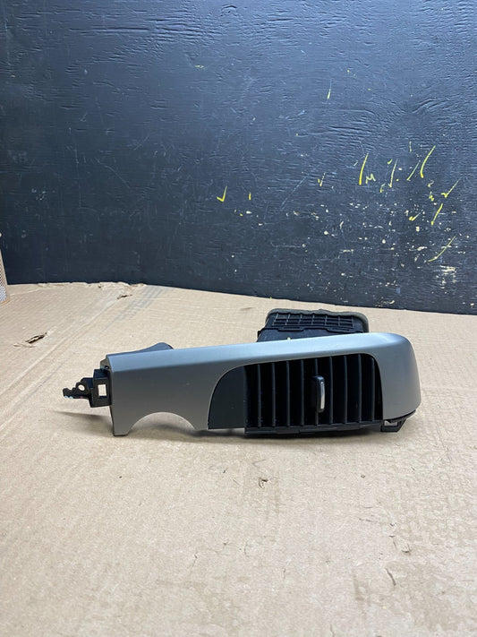 2006 - 2012 Kia Sedona Entourage Left Driver Center Air Vent y9903 DG0
