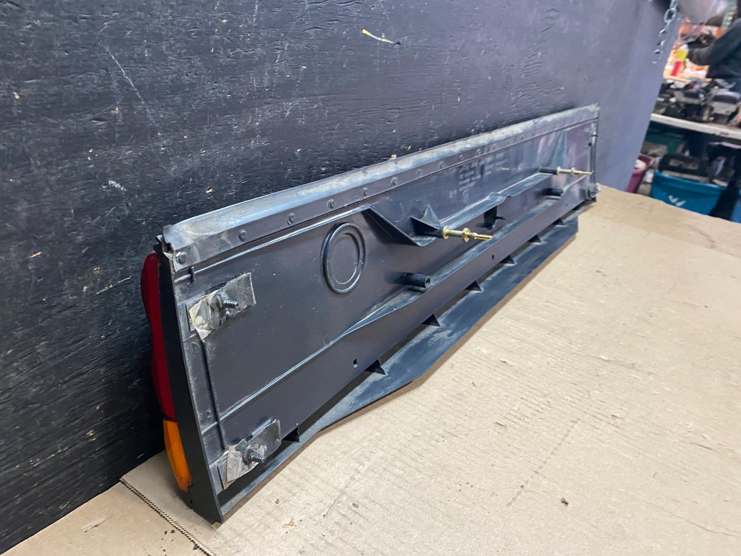 1993 to 1995 Chrysler LeBaron Center Tail Light Panel Trim u7515 DG6
